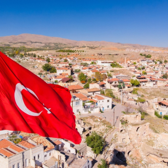 Influenserka sa Balkana zaigrala kao striptizeta oko turske zastave VIDEO