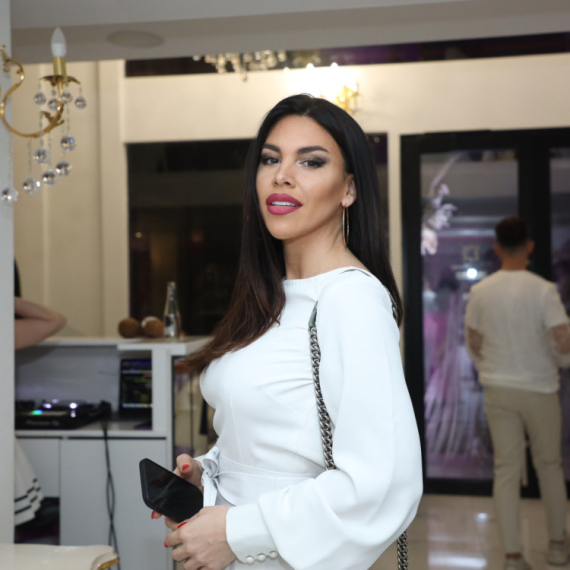 Kaju Ostojić i njenog muža udario auto na Novom Beogradu