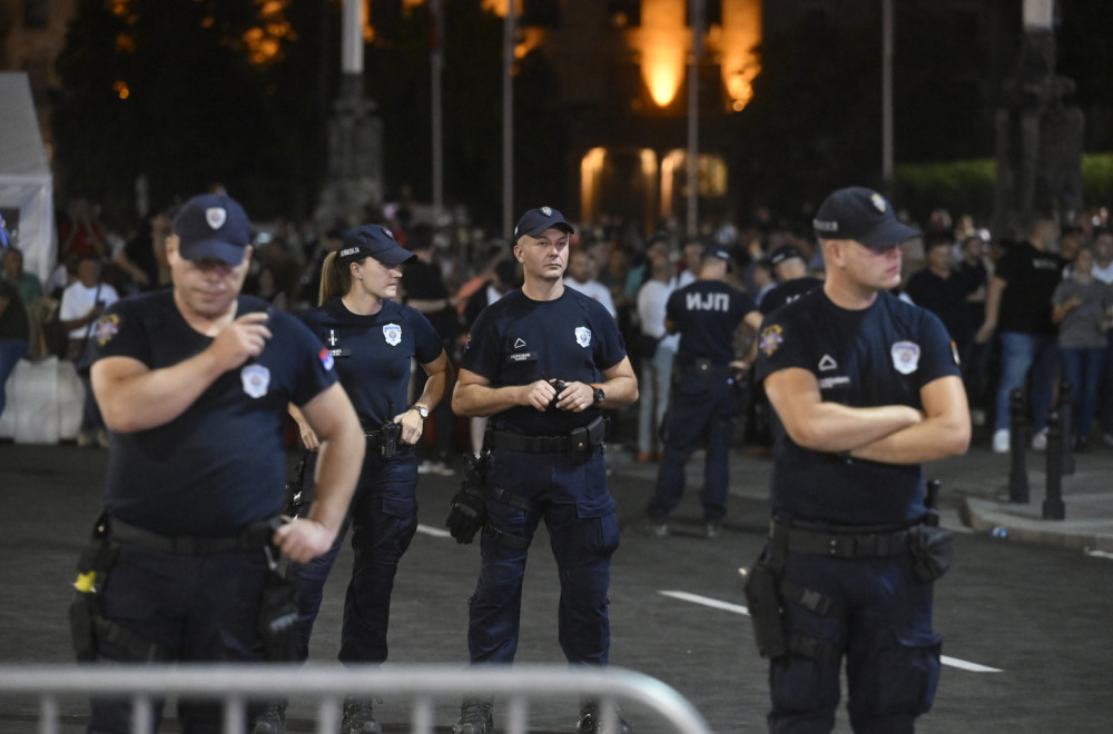 Blokader iz Novog Sada poziva na ubijanje policije i naoružavanje; Sramne tvrdnje da su Srbi genocidni FOTO