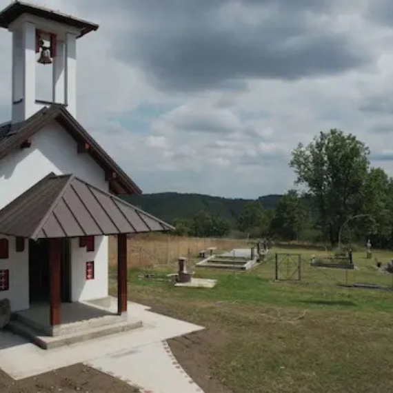 Mala svetinja velikog imena: Đorđe oslikava zidove crkve u kojoj je ikona Svete Ksenije Petrogradske FOTO