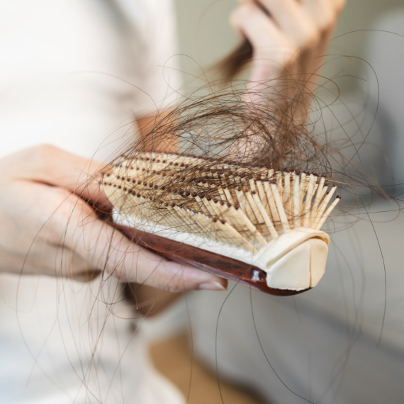 Sezonski gubitak kose: Kada je normalno, a kada treba potražiti pomoć