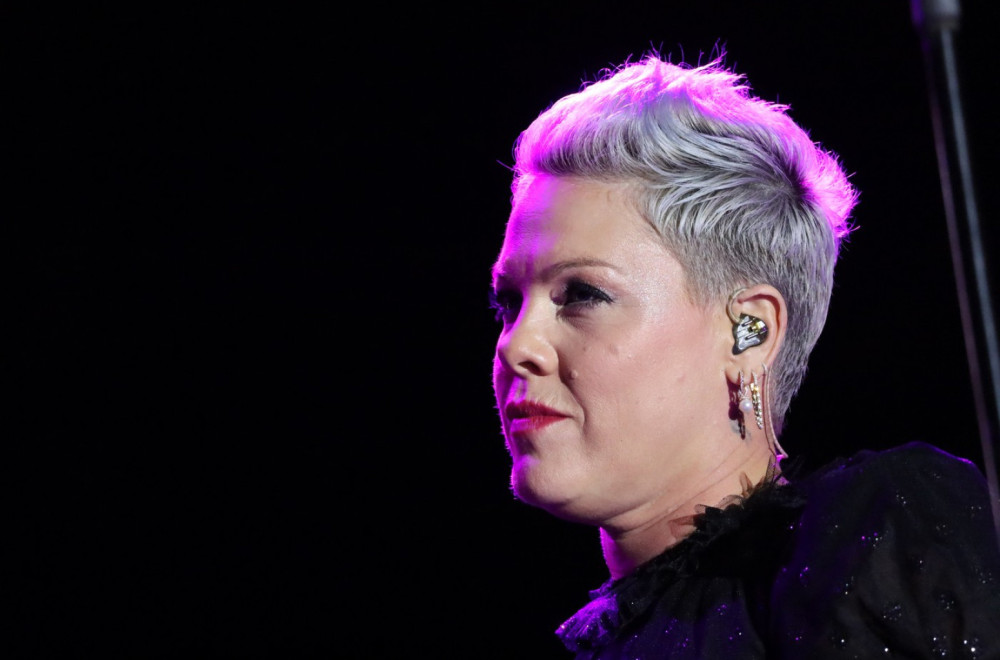 Pevačica pije vino dok je na infuziji: "Sve je ovo normalno" FOTO