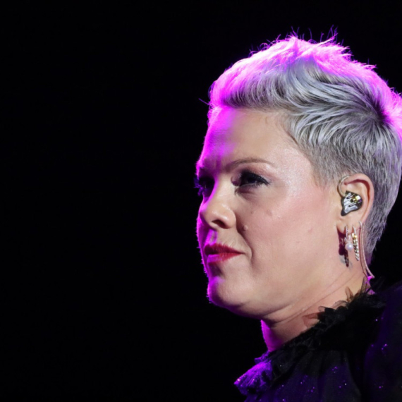 Pevačica pije vino dok je na infuziji: "Sve je ovo normalno" FOTO