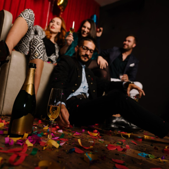 Par koji je osnovao svingerski klub na meti kritika: "Zabranjen ulaz neprivlačnim ljudima" VIDEO