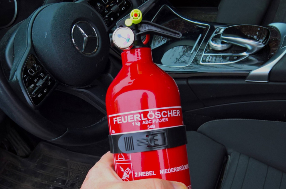 Aparati za gašenje požara u automobilima – prah ili pena, šta je bolje rešenje?