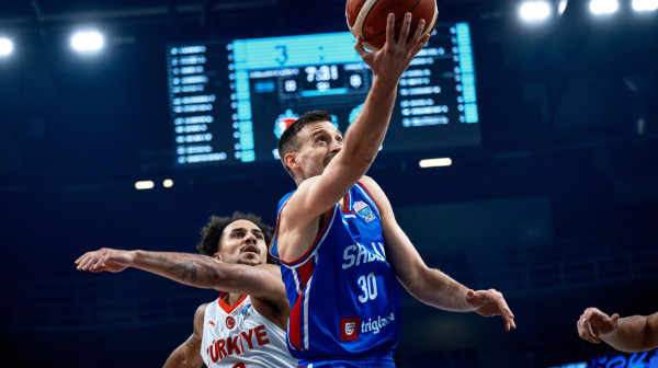 Šta ovo bi? Avramović izjurio sa terena VIDEO