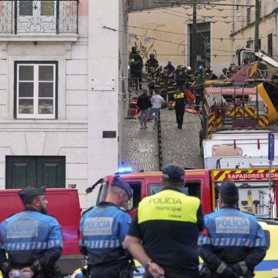 Uspinjača iskliznula iz šina i srušila se – 15 mrtvih FOTO/VIDEO
