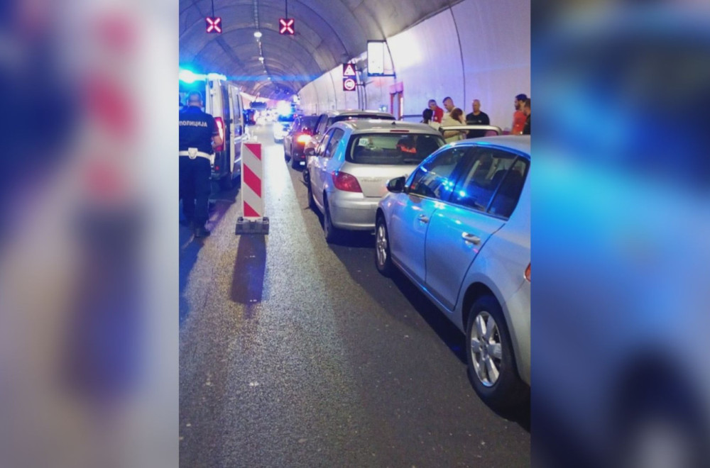 Tri osobe povređene u lančanom sudaru u tunelu Laz FOTO