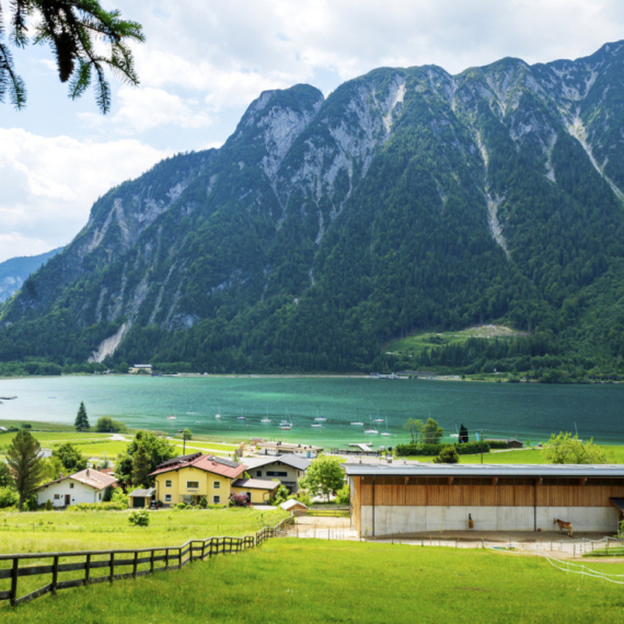 Upoznajte "fjorda Alpa": Tirkizno jezero kao sa razglednice koje će vas ostaviti bez daha VIDEO
