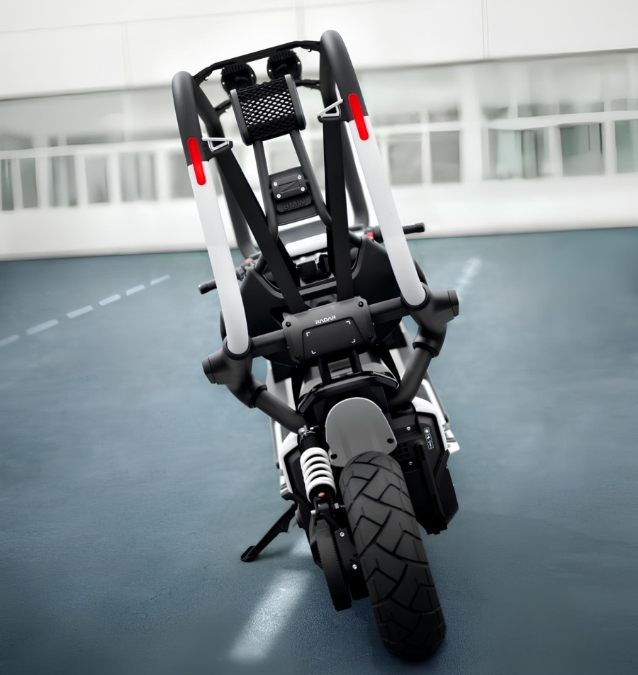 Kaciga i zaštitna oprema biće višak? BMW predstavio motocikl sa sigurnosnim pojasom FOTO