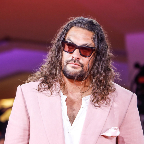 I kad nalakira nokte – žene opet lude za njim: Najbolji frajer Holivuda začudio Veneciju FOTO