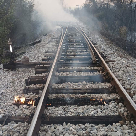Drama između Zaječara i Negotina: Požar zaustavio vozove FOTO