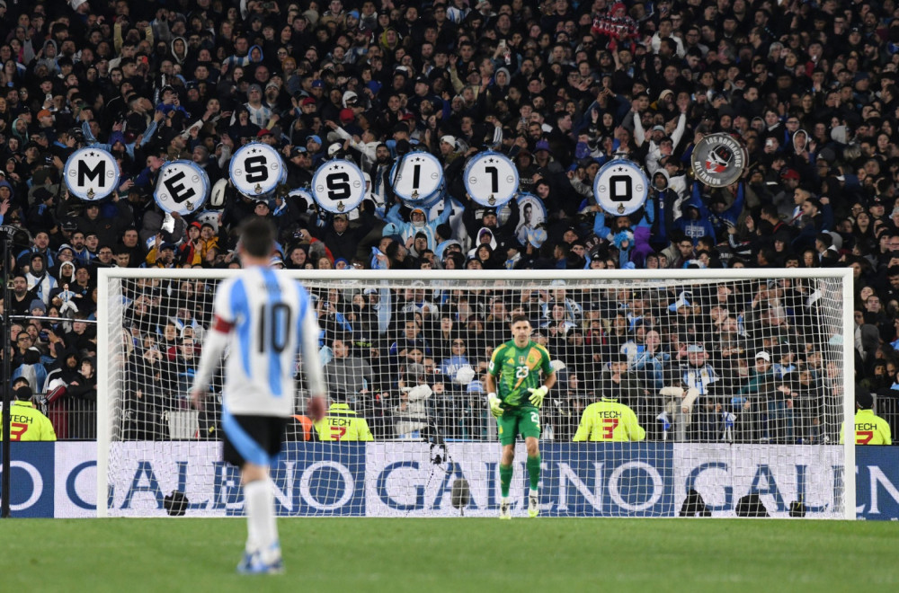 Suza suzu stiže – epski oproštaj navijača od Mesija VIDEO