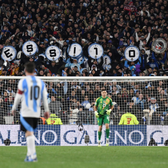 Suza suzu stiže – epski oproštaj navijača od Mesija VIDEO