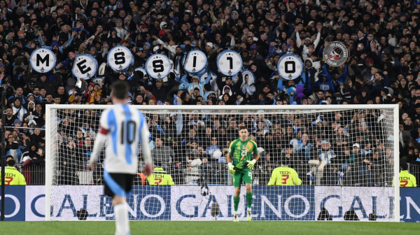 Suza suzu stiže – epski oproštaj navijača od Mesija VIDEO