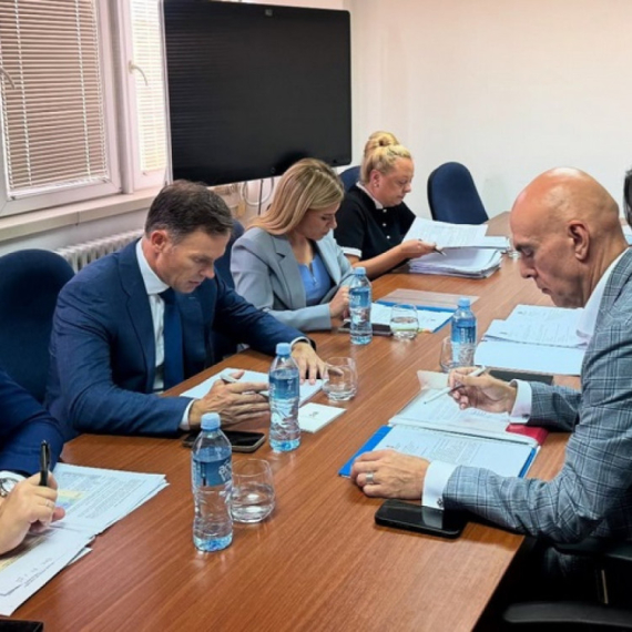 Mali sa predstavnicima sindikata i poslodavaca: "Vanredno povećanje minimalne zarade od 1. oktobra"