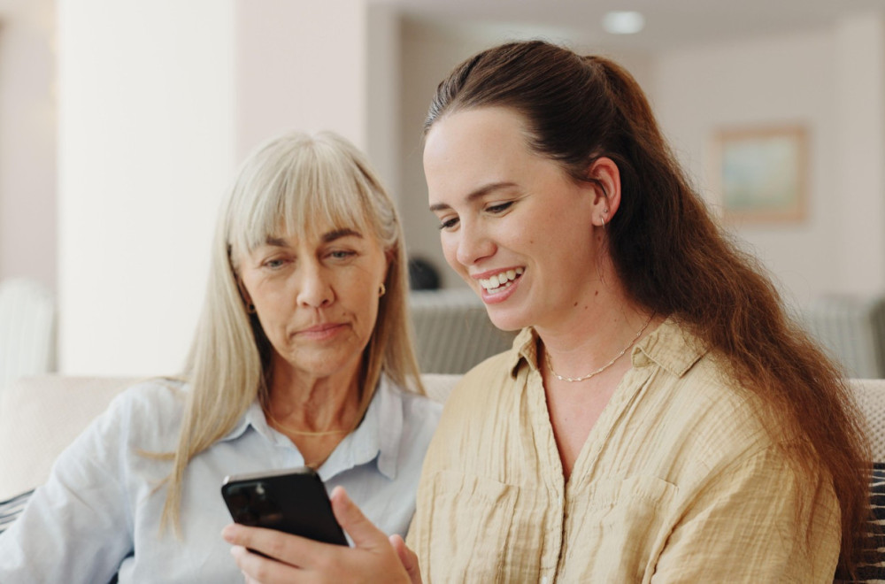Snalaženje u digitalnom svetu – kada mi postajemo vodiči onima koji su nas vodili kroz život