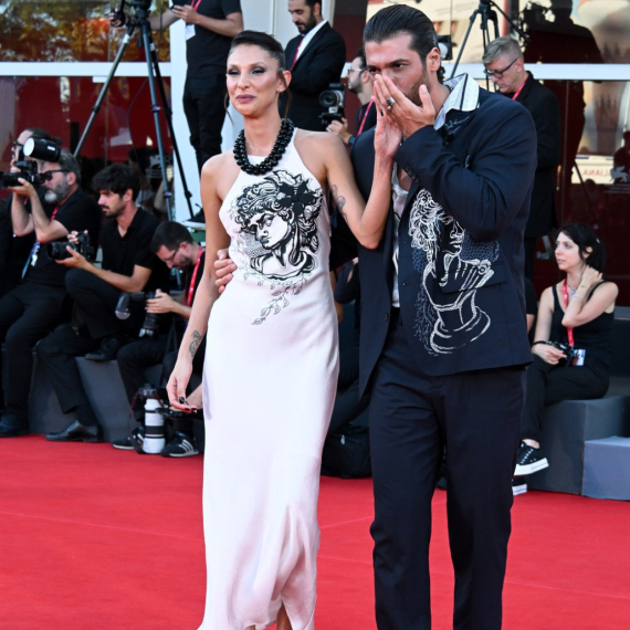 Najpoželjniji frajer sveta pokazao novu devojku i svi pričaju o njima FOTO/VIDEO