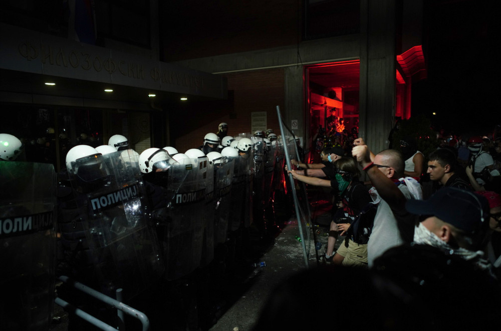 Blokaderi napali ogradom i metalnim štanglama, policija i tada pokušavala da ne primeni silu VIDEO