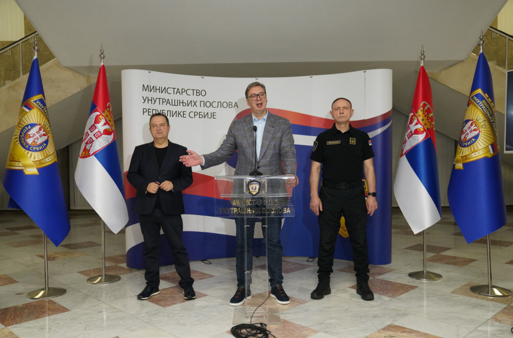 Vučić: 11 policajaca povređeno u Novom Sadu; Uhapšeno više lica; Nasilje neće biti dozvoljeno; Sačuvaćemo mir