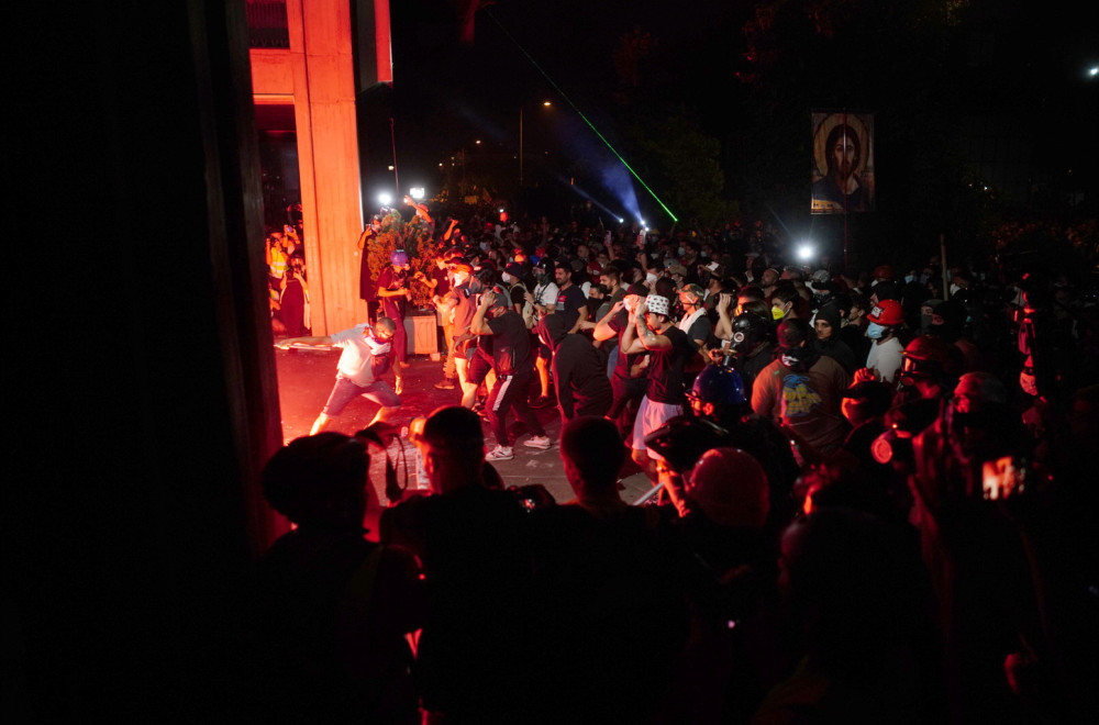 Vasiljević: "Policija je brutalno napadnuta"; Dačić: "Policijskom službeniku je otet pištolj"