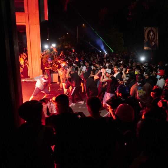 Vasiljević: "Policija je brutalno napadnuta"; Dačić: "Policijskom službeniku je otet pištolj"