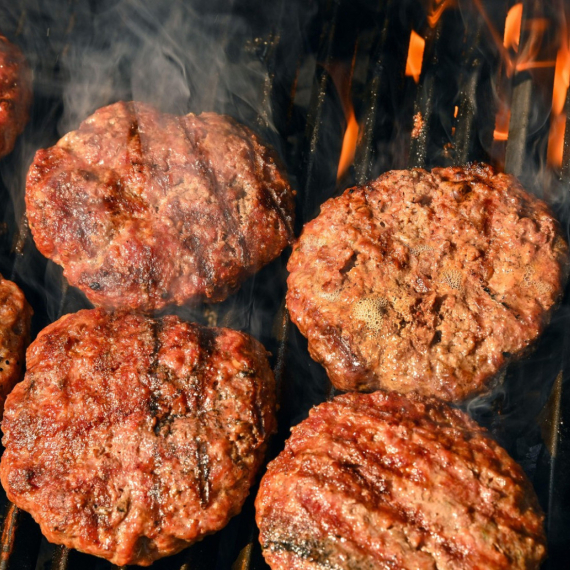 Tajni sastojak za najsočnije pljeskavice: Umesto luka dodajte ovo