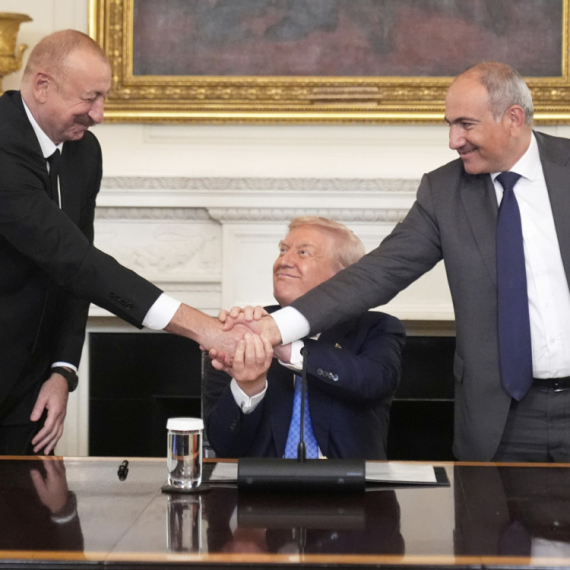 Jermenski premijer prvi put preleteo Azerbejdžan