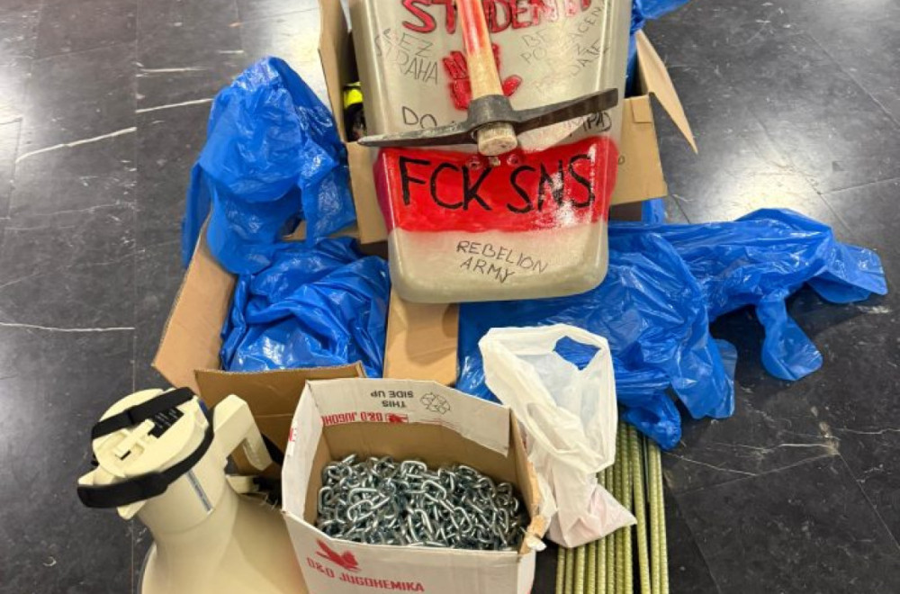 Pronađeno oružje sa kojim su blokaderi napali policiju: Sekire, noževi, palice, baklje, topovski udari...