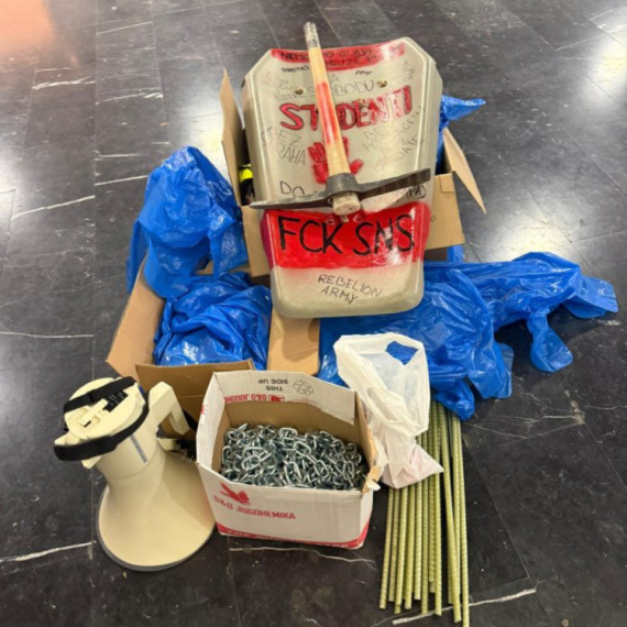 Pronađeno oružje sa kojim su blokaderi napali policiju: Sekire, noževi, palice, baklje, topovski udari...