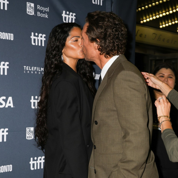 I nakon toliko godina, holivudski šmeker ne može da obuzda strasti pred njom FOTO