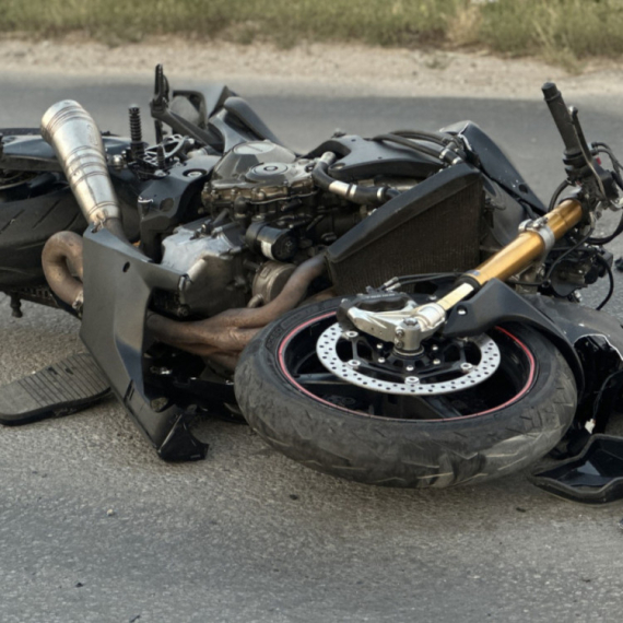 Teška saobraćajna nesreća kod Čačka: Vozač izgubio kontrolu nad motorom; Hitno prevezen u bolnicu