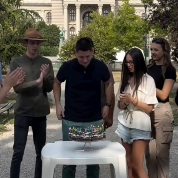 Studenti koji žele da uče čestitali Pavloviću rođendan: Danas slavimo tebe – čoveka koji ne odustaje VIDEO