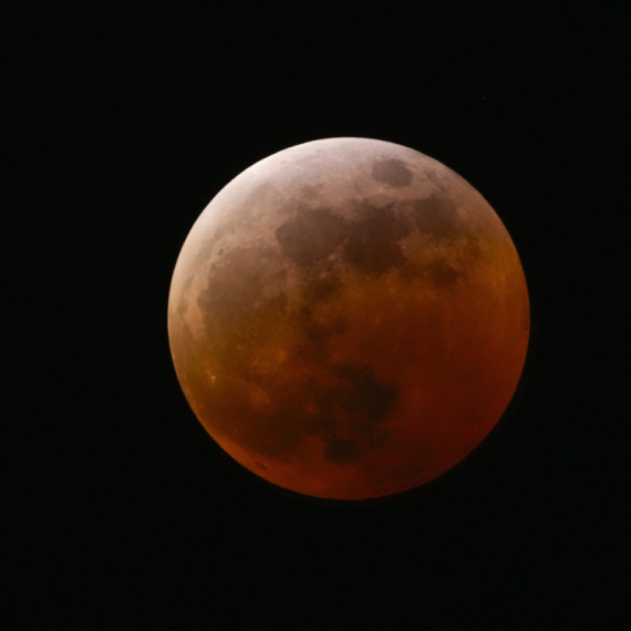 Krvavi Mesec nad Srbijom: Nebo večeras promenilo boju FOTO