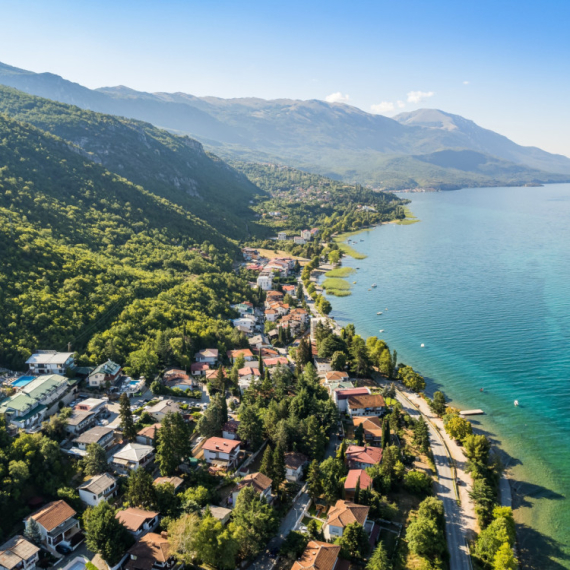 Bušilica pored glave na plaži: Pukla sezona, turisti pobegli; Za sve krive agencije