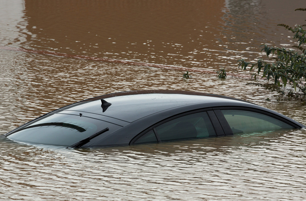 Kako se snaći: Šta učiniti kada automobil upadne u reku ili jezero