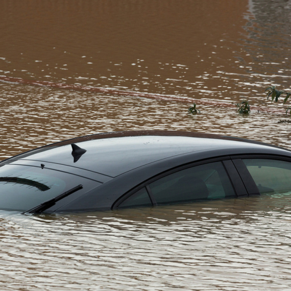 Kako se snaći: Šta učiniti kada automobil upadne u reku ili jezero