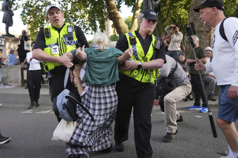 U Londonu na mirnom protestu 425 uhapšenih od 1.500 učesnika: Stariji ljudi izneti, mlađi čupani za kosu VIDEO