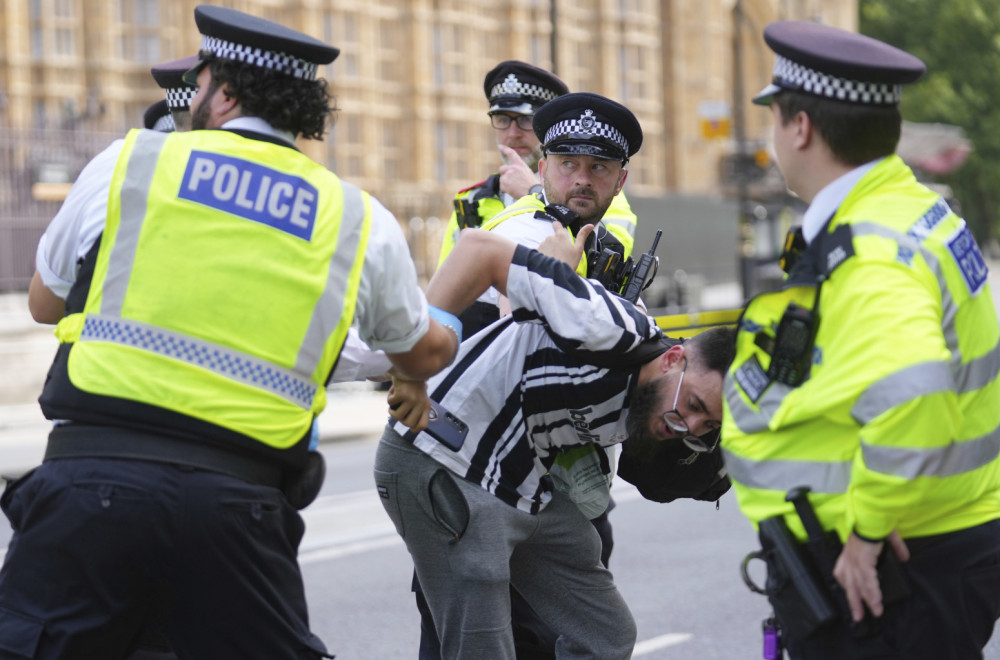 U Londonu na mirnom protestu 425 uhapšenih od 1.500 učesnika: Stariji ljudi izneti, mlađi čupani za kosu VIDEO
