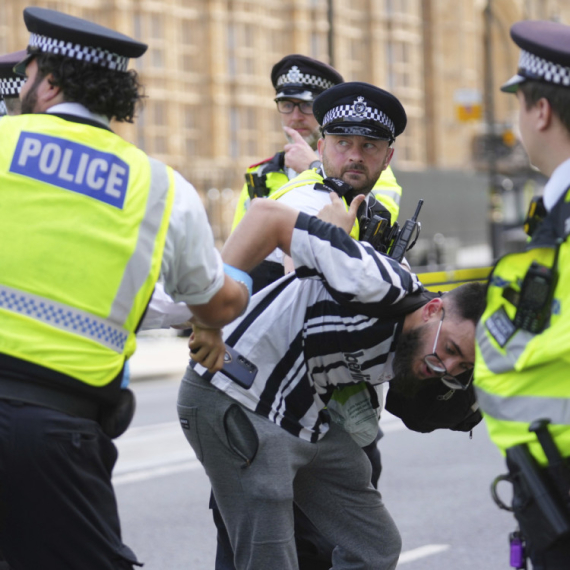 U Londonu na mirnom protestu 425 uhapšenih od 1.500 učesnika: Stariji ljudi izneti, mlađi čupani za kosu VIDEO