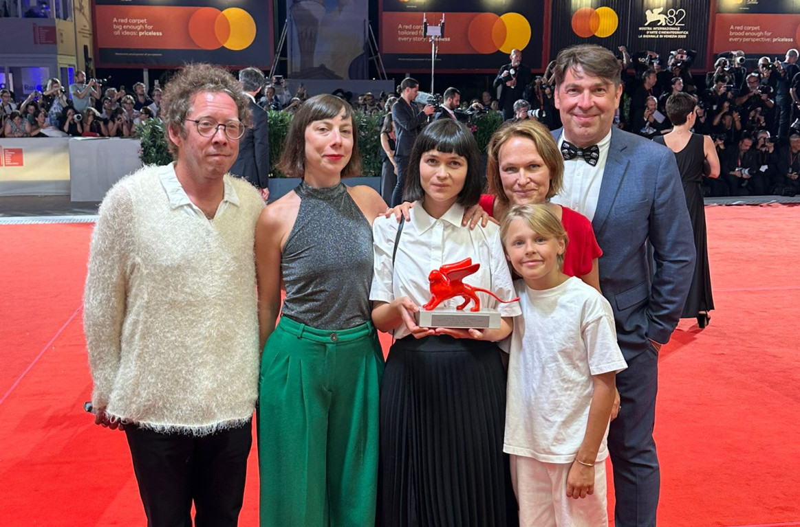 Veliki uspeh u Veneciji za srpsku koprodukciju: Lav budućnosti pripao debitantskom filmu "Kratko leto"