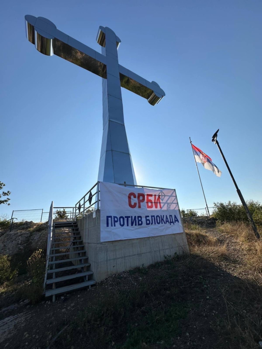 Na Zvečanskoj tvrđavi i brdu Kamilja u Leposaviću osvanuli ogromni transparenti Srbi protiv blokada FOTO