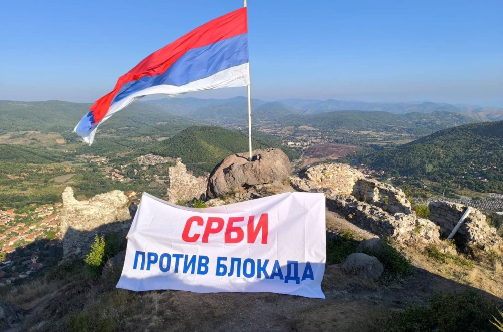Na Zvečanskoj tvrđavi i brdu Kamilja u Leposaviću osvanuli ogromni transparenti "Srbi protiv blokada" FOTO