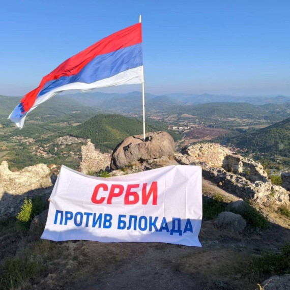 Na Zvečanskoj tvrđavi i brdu Kamilja u Leposaviću osvanuli ogromni transparenti "Srbi protiv blokada" FOTO