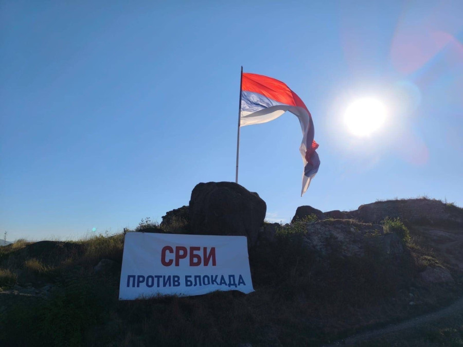 Na Zvečanskoj tvrđavi i brdu Kamilja u Leposaviću osvanuli ogromni transparenti Srbi protiv blokada FOTO