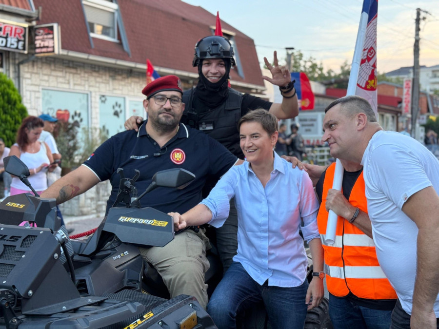 Brnabić se pridružila okupljenim građanima u Borči: Narodu je dosta blokada, hoće mir! FOTO/VIDEO