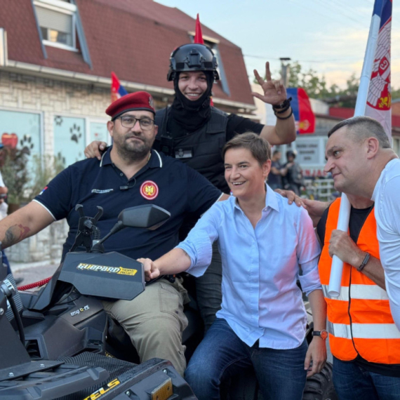 Brnabić se pridružila okupljenim građanima u Borči: Narodu je dosta blokada, hoće mir! FOTO/VIDEO