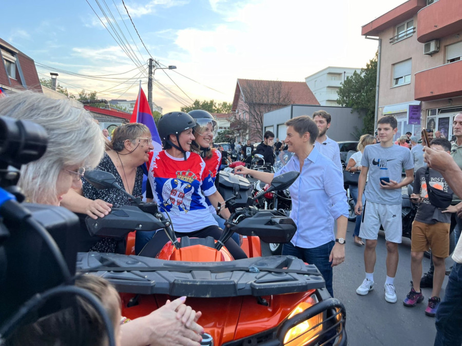 Brnabić se pridružila okupljenim građanima u Borči: Narodu je dosta blokada, hoće mir! FOTO/VIDEO