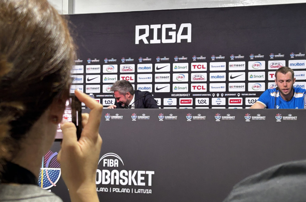 Poceko u suzama napustio konferenciju: "Je*e mi se za sve, ne lažem vas" FOTO