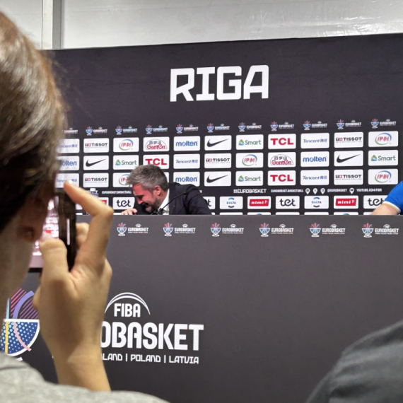 Poceko u suzama napustio konferenciju: "Je*e mi se za sve, ne lažem vas" FOTO